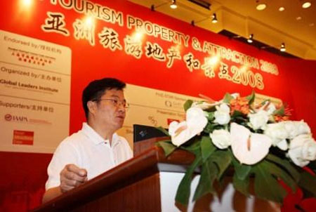 中国国家旅游局政策法规司司长张坚钟在会议上作主题演讲